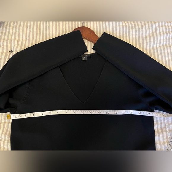 COS black v-neck knit dress - Picture 9 of 12